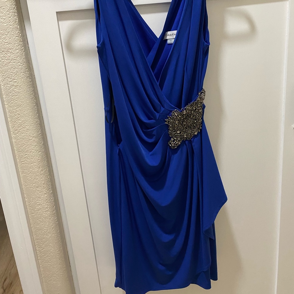 🔹Calvin Klein Embellished v-neck dress